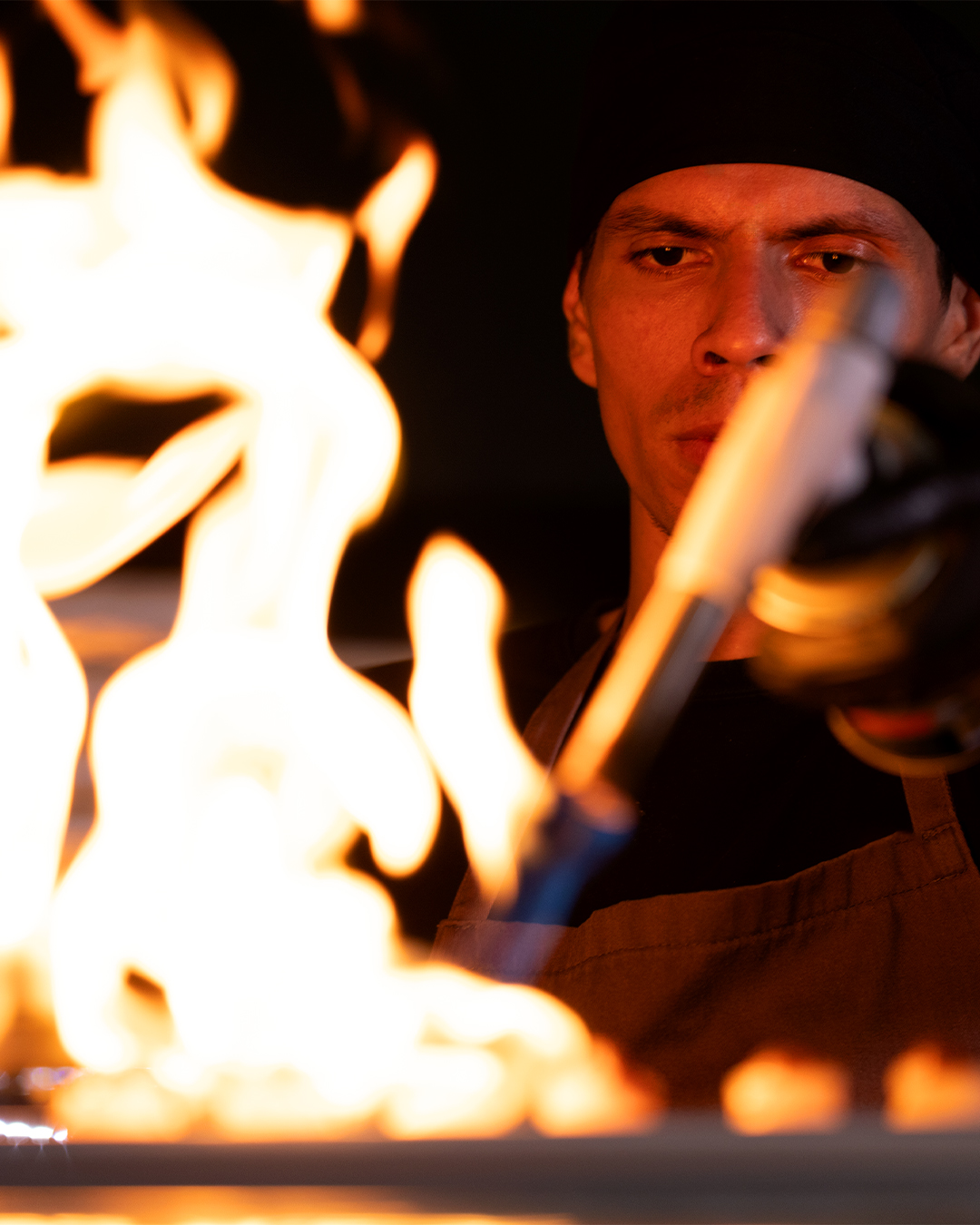 Chef P51 preparando nigiri flameado - técnica nikkei